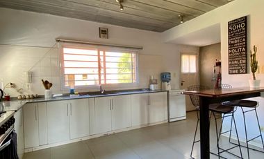 Casa de 3 o más AMBIENTES ubicada a  350 metros de la Avenida Tomás Espora.