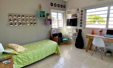 Casa de 3 o más AMBIENTES ubicada a  350 metros de la Avenida Tomás Espora.