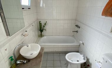 Casa de 3 o más AMBIENTES ubicada a  350 metros de la Avenida Tomás Espora.