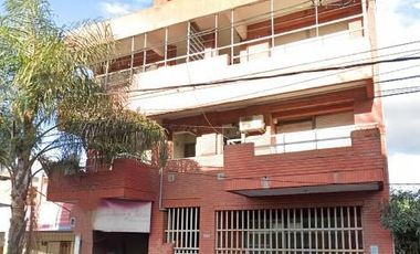 Edificio completo en Escobar en Venta con 2 locales en pb y 4 departamentos en 1° y 2° piso.