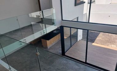 Casa de autor en zibata con  recamara en planta baja y roof garden