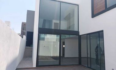 Casa de autor en zibata con  recamara en planta baja y roof garden