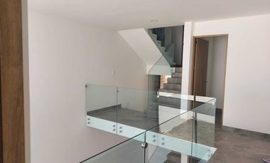 Casa de autor en zibata con  recamara en planta baja y roof garden