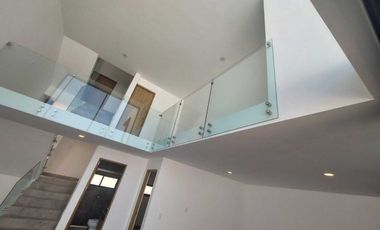 Casa de autor en zibata con  recamara en planta baja y roof garden