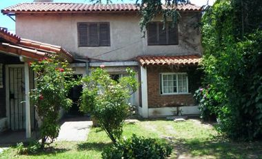 DOS CASAS/ 5 AMB / TERRENO sup 500 m2/ GRAN PARQUE! EXCELENTE OPORTUNIDAD
