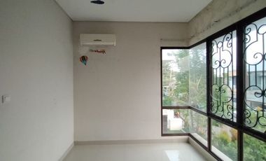 Town House di Cilandak dengan Taman & Semi Furnished HSE-A0472