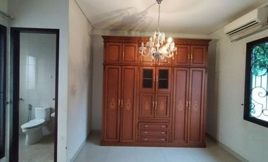 Town House di Cilandak dengan Taman & Semi Furnished HSE-A0472