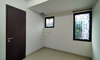 Town House di Cilandak dengan Taman & Semi Furnished HSE-A0472