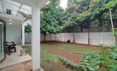 Town House di Cilandak dengan Taman & Semi Furnished HSE-A0472