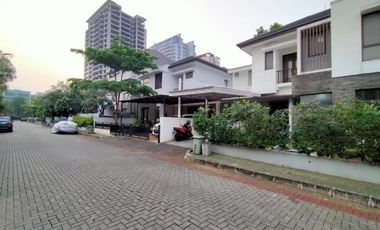 Town House di Cilandak dengan Taman & Semi Furnished HSE-A0472