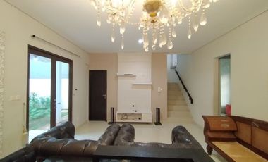 Town House di Cilandak dengan Taman & Semi Furnished HSE-A0472