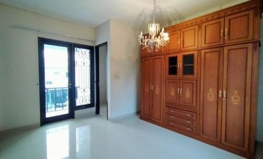 Town House di Cilandak dengan Taman & Semi Furnished HSE-A0472
