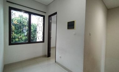 Town House di Cilandak dengan Taman & Semi Furnished HSE-A0472