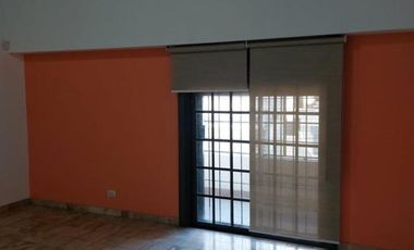 CASA EN DOS PLANTAS CON COCHERA