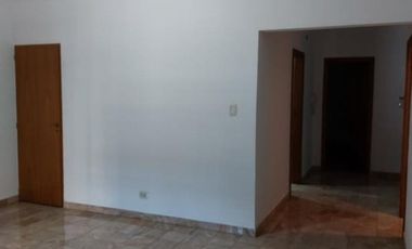 CASA EN DOS PLANTAS CON COCHERA