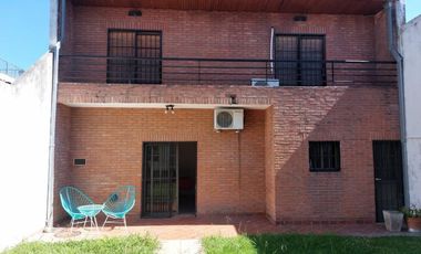 CASA EN DOS PLANTAS CON COCHERA