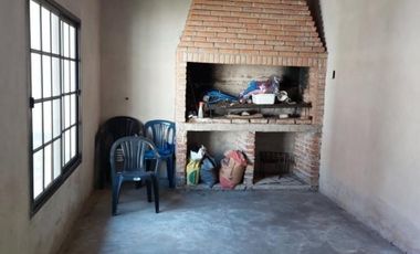 CASA EN DOS PLANTAS CON COCHERA