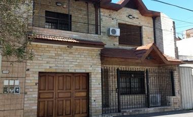 CASA EN DOS PLANTAS CON COCHERA