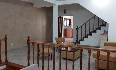 CASA EN DOS PLANTAS CON COCHERA