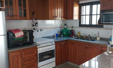 CASA EN DOS PLANTAS CON COCHERA