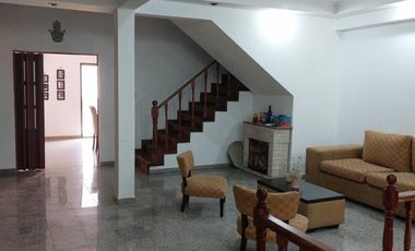 CASA EN DOS PLANTAS CON COCHERA