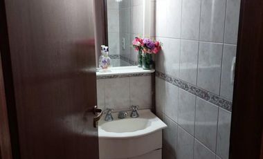 CASA EN DOS PLANTAS CON COCHERA