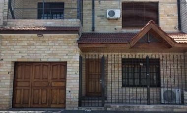 CASA EN DOS PLANTAS CON COCHERA