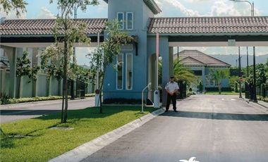 Venta de casa amplia con  acabados de lujo- Urb. Casalaguna- A pocos min. Riocentro Dorado.