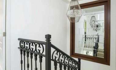 Venta de casa amplia con  acabados de lujo- Urb. Casalaguna- A pocos min. Riocentro Dorado.