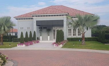 Venta de casa amplia con  acabados de lujo- Urb. Casalaguna- A pocos min. Riocentro Dorado.