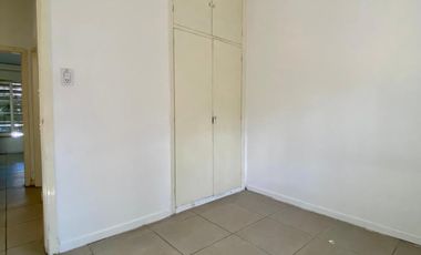 PRECIO REBAJADO  Chalet de 3 AMBIENTES ubicado a 20 metros de la Avenida Tomás Espora.