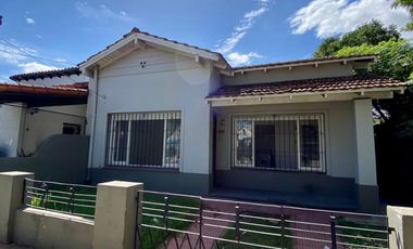 PRECIO REBAJADO  Chalet de 3 AMBIENTES ubicado a 20 metros de la Avenida Tomás Espora.