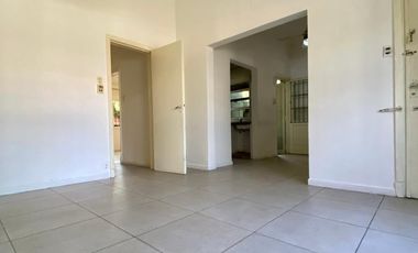 PRECIO REBAJADO  Chalet de 3 AMBIENTES ubicado a 20 metros de la Avenida Tomás Espora.