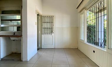 PRECIO REBAJADO  Chalet de 3 AMBIENTES ubicado a 20 metros de la Avenida Tomás Espora.