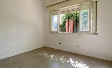 PRECIO REBAJADO  Chalet de 3 AMBIENTES ubicado a 20 metros de la Avenida Tomás Espora.