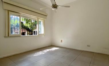 PRECIO REBAJADO  Chalet de 3 AMBIENTES ubicado a 20 metros de la Avenida Tomás Espora.