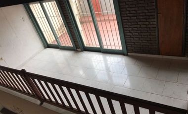 VENTA AMPLIO PH EN 3 PLANTAS. QUILMES.