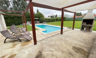 En venta: Casa 5 ambientes en Barrio privado Rumenco / Los Pinos