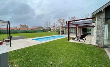 En venta: Casa 5 ambientes en Barrio privado Rumenco / Los Pinos