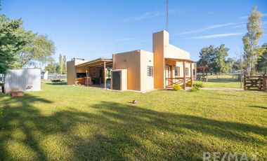 Venta Casa  4 Ambientes Pileta Quincho y Canchita