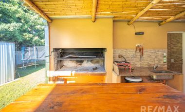 Venta Casa  4 Ambientes Pileta Quincho y Canchita