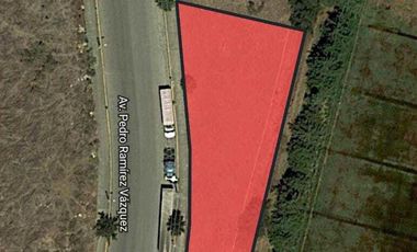 SE RENTA TERRENO sobre avenida principal, con uso de suelo comercial. Plano.