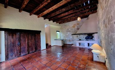 Casa en VENTA con vistas y rodeada de naturaleza cercana al  centro
