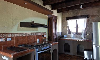 Casa en VENTA con vistas y rodeada de naturaleza cercana al  centro