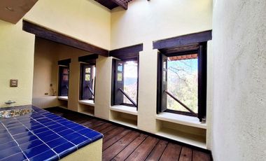 Casa en VENTA con vistas y rodeada de naturaleza cercana al  centro