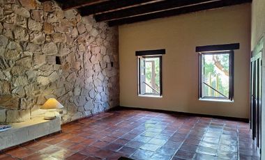 Casa en VENTA con vistas y rodeada de naturaleza cercana al  centro