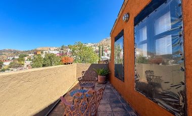 Casa en VENTA con vistas y rodeada de naturaleza cercana al  centro