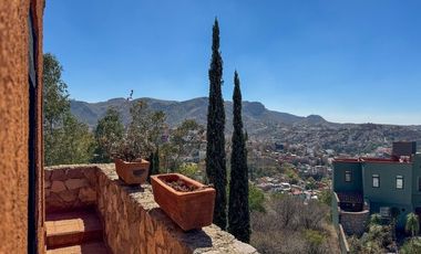 Casa en VENTA con vistas y rodeada de naturaleza cercana al  centro
