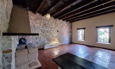 Casa en VENTA con vistas y rodeada de naturaleza cercana al  centro