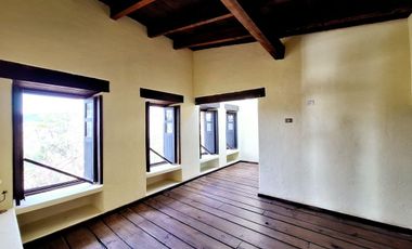 Casa en VENTA con vistas y rodeada de naturaleza cercana al  centro